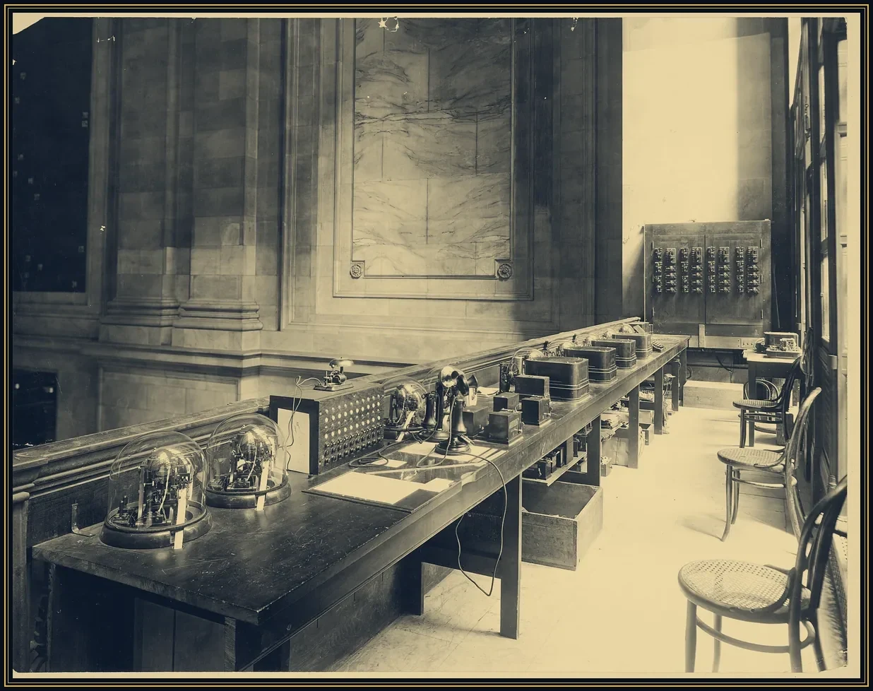 Centralna stacja automatycznych aparatów taśmy giełdowej na nowojorskiej giełdzie, 1922 rok.